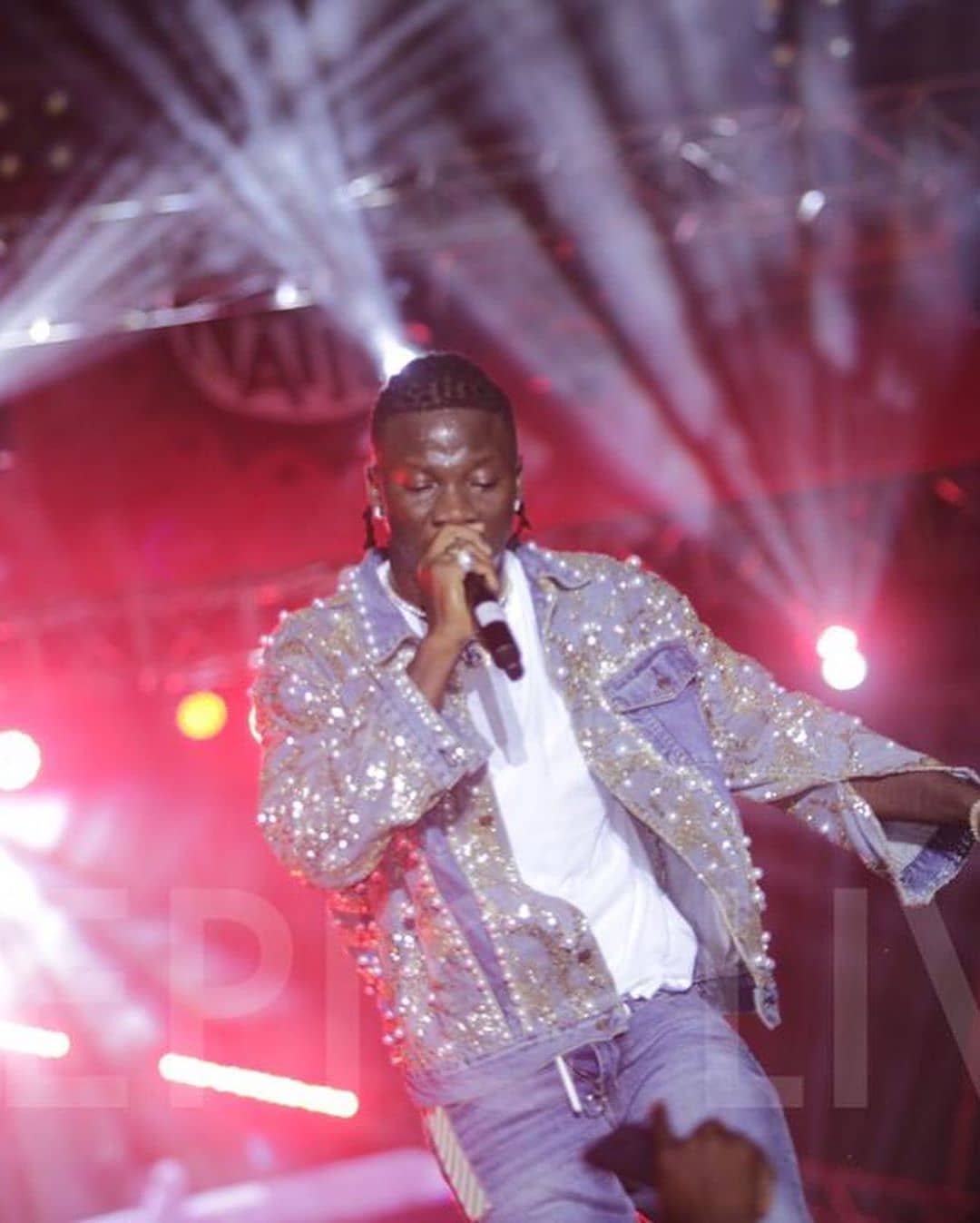 LAKOPUÉ jacket on stage performance